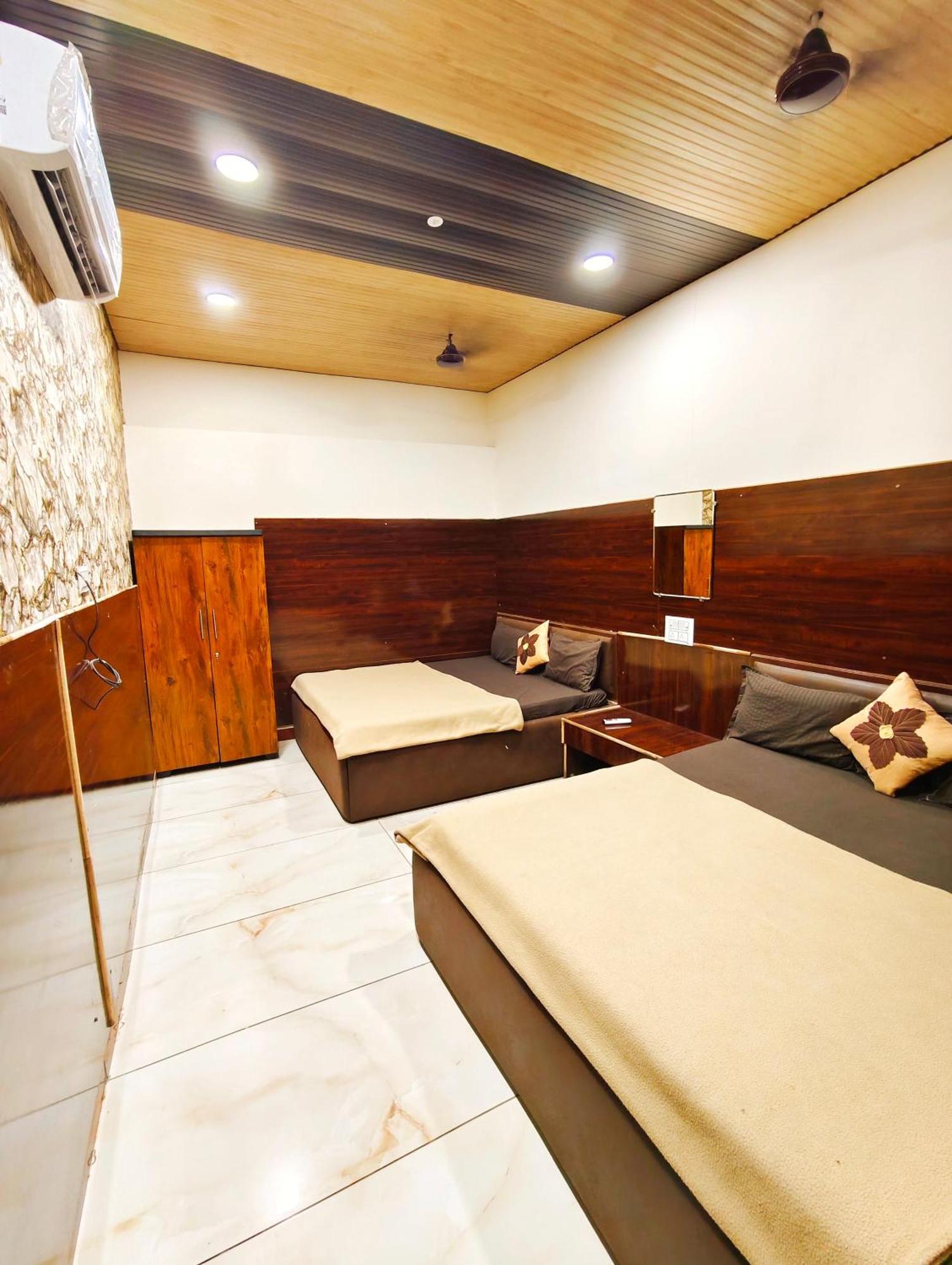 Hotel Om Palace Near Mahakal Mandir อุจเจน ภายนอก รูปภาพ