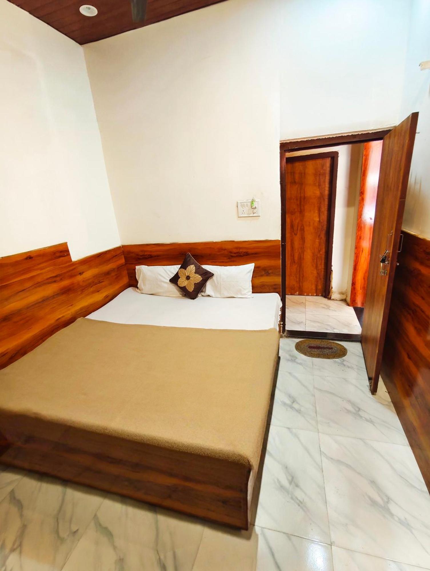 Hotel Om Palace Near Mahakal Mandir อุจเจน ภายนอก รูปภาพ