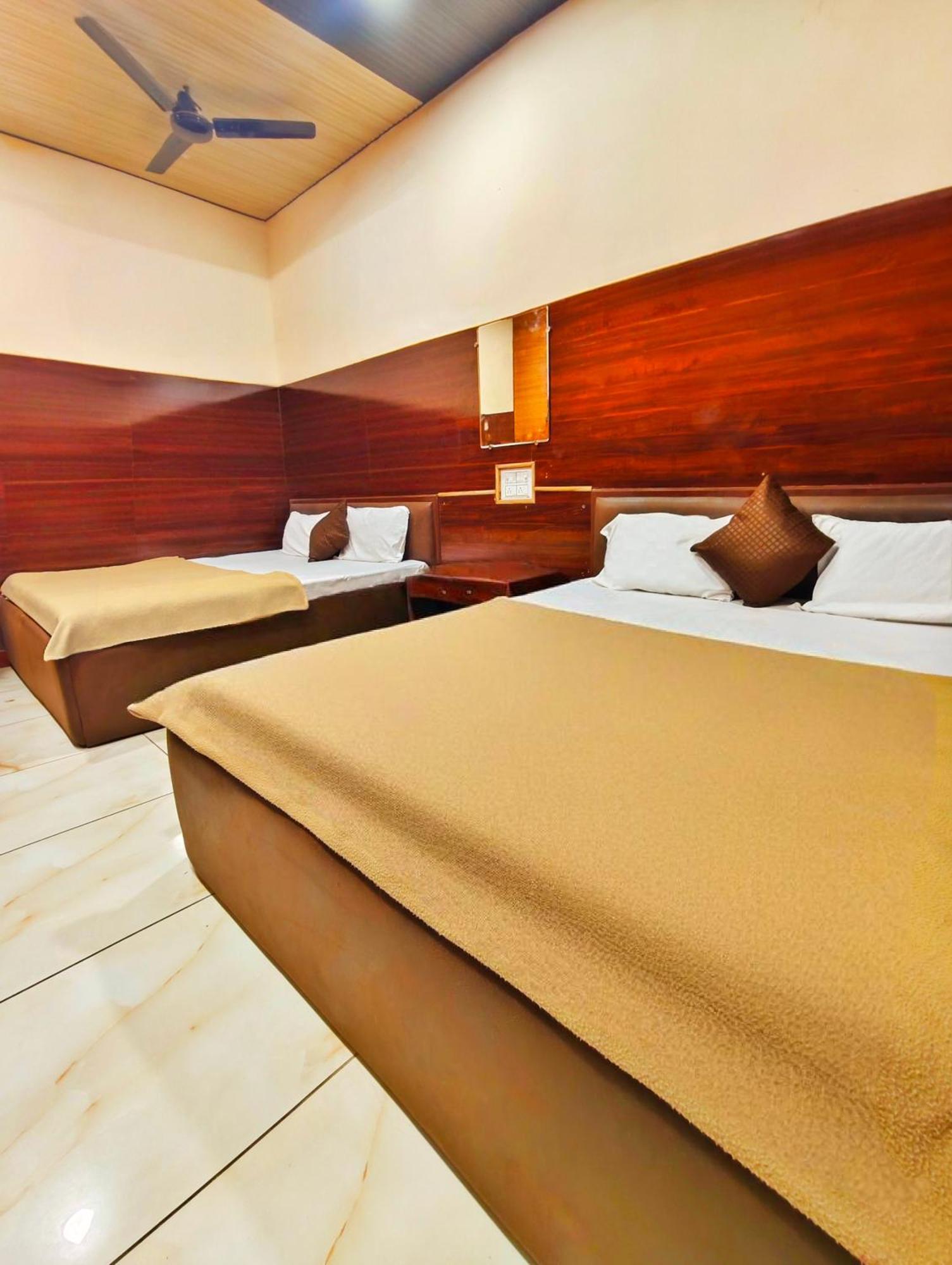 Hotel Om Palace Near Mahakal Mandir อุจเจน ภายนอก รูปภาพ