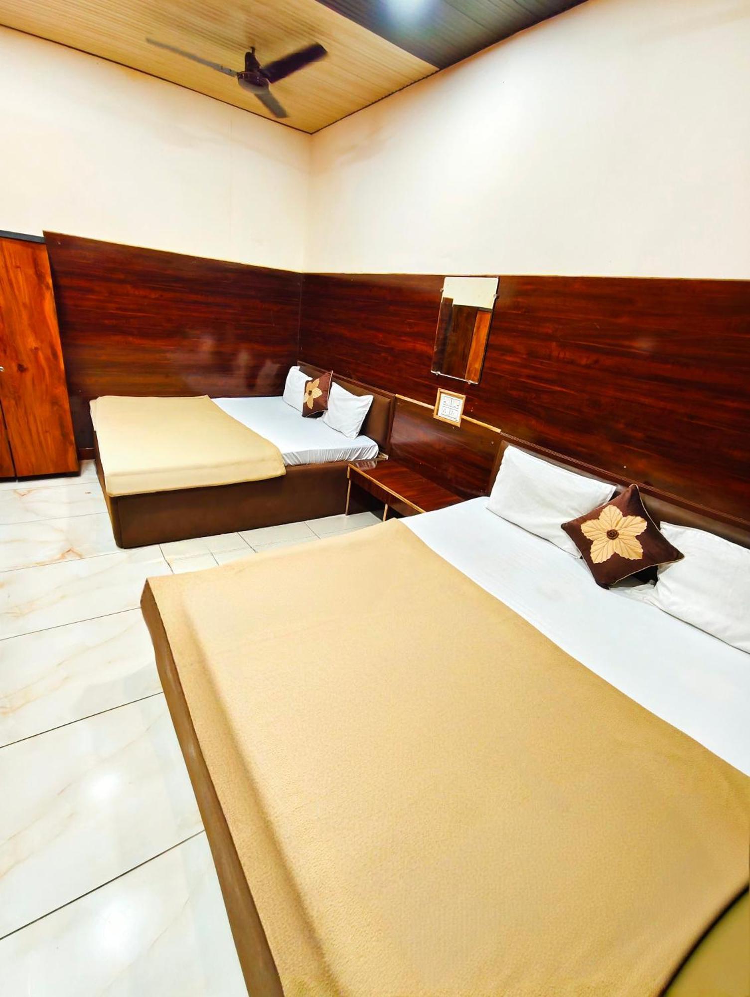 Hotel Om Palace Near Mahakal Mandir อุจเจน ภายนอก รูปภาพ