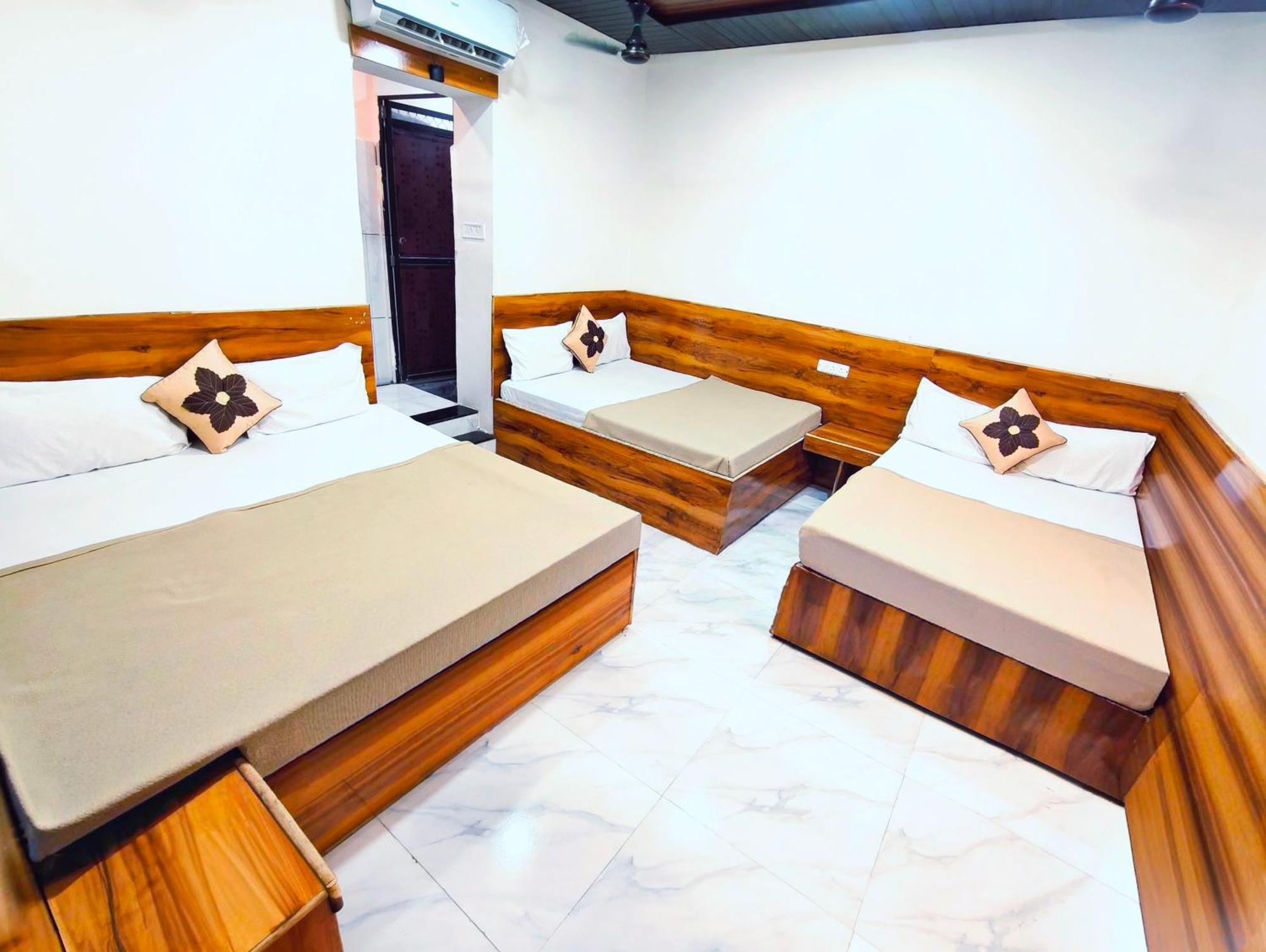 Hotel Om Palace Near Mahakal Mandir อุจเจน ภายนอก รูปภาพ